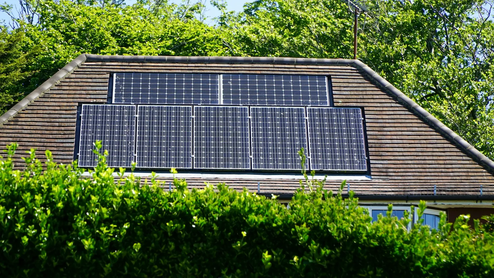 Panneaux solaires installés sur un bâtiment